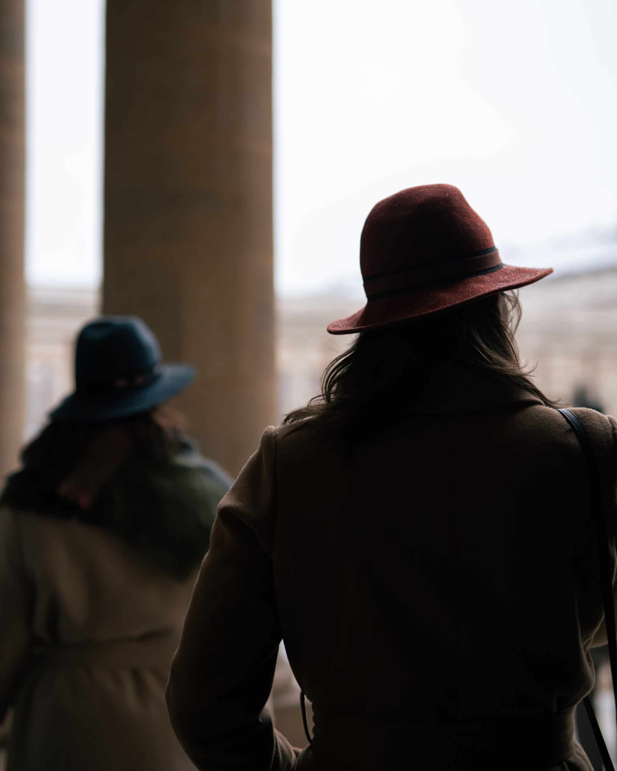 Silhouette à chapeau à Paris au Palais Royal