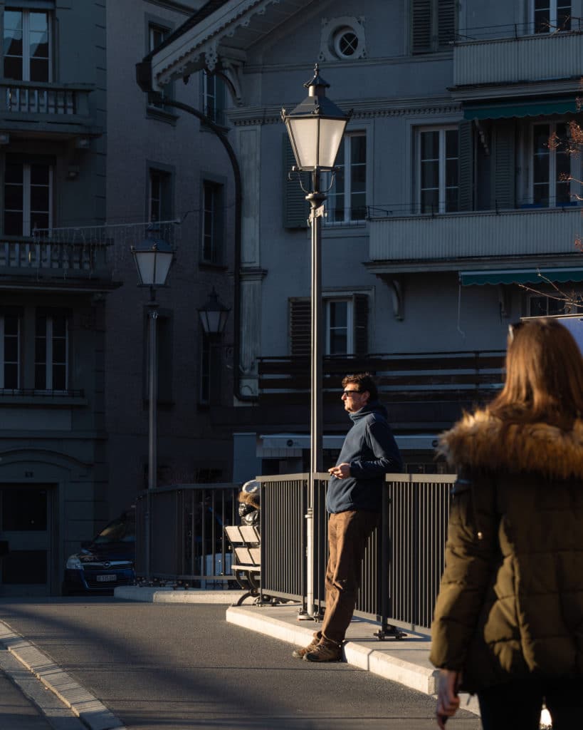 Personne qui prend un bain de soleil en Suisse