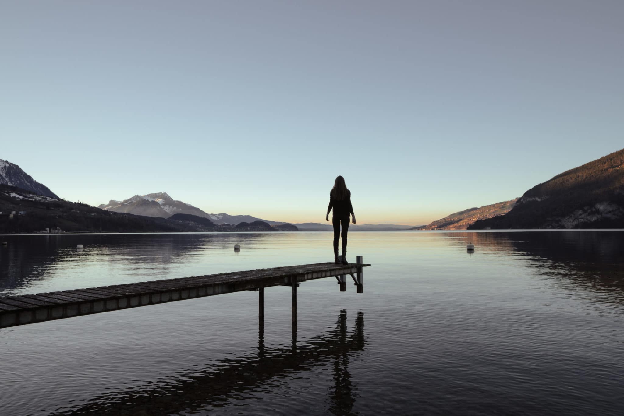 Paysage de Suisse avec une silhouette devant un lac