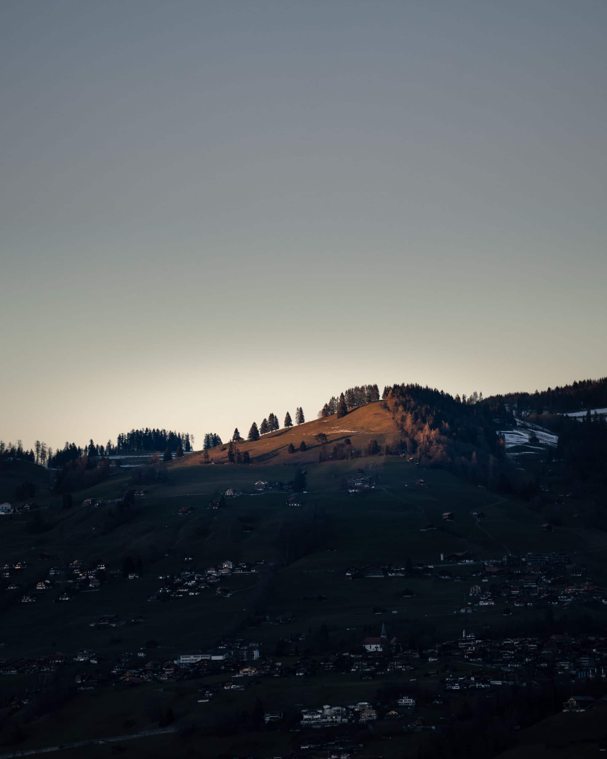 Haut de montagne ensoleillé pendant le coucher du soleil