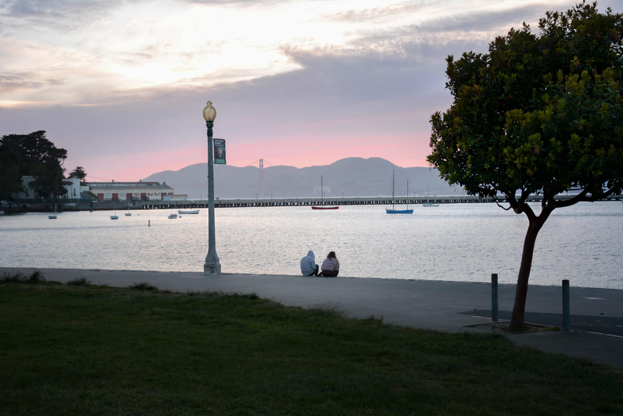 Couple assis regardant la baie de San Francisco