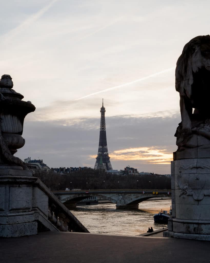 Photo de la tour Eiffel depuis le Pont Alexandre III à Paris