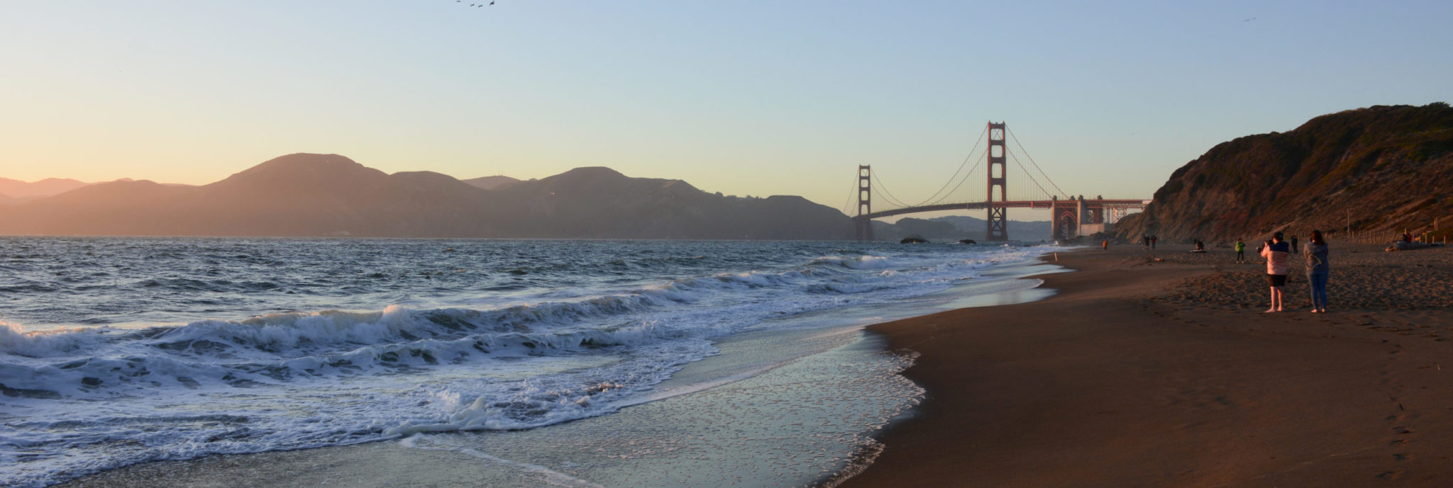 Plage de San Francisco avec vue sur le Golden Gate Bridge