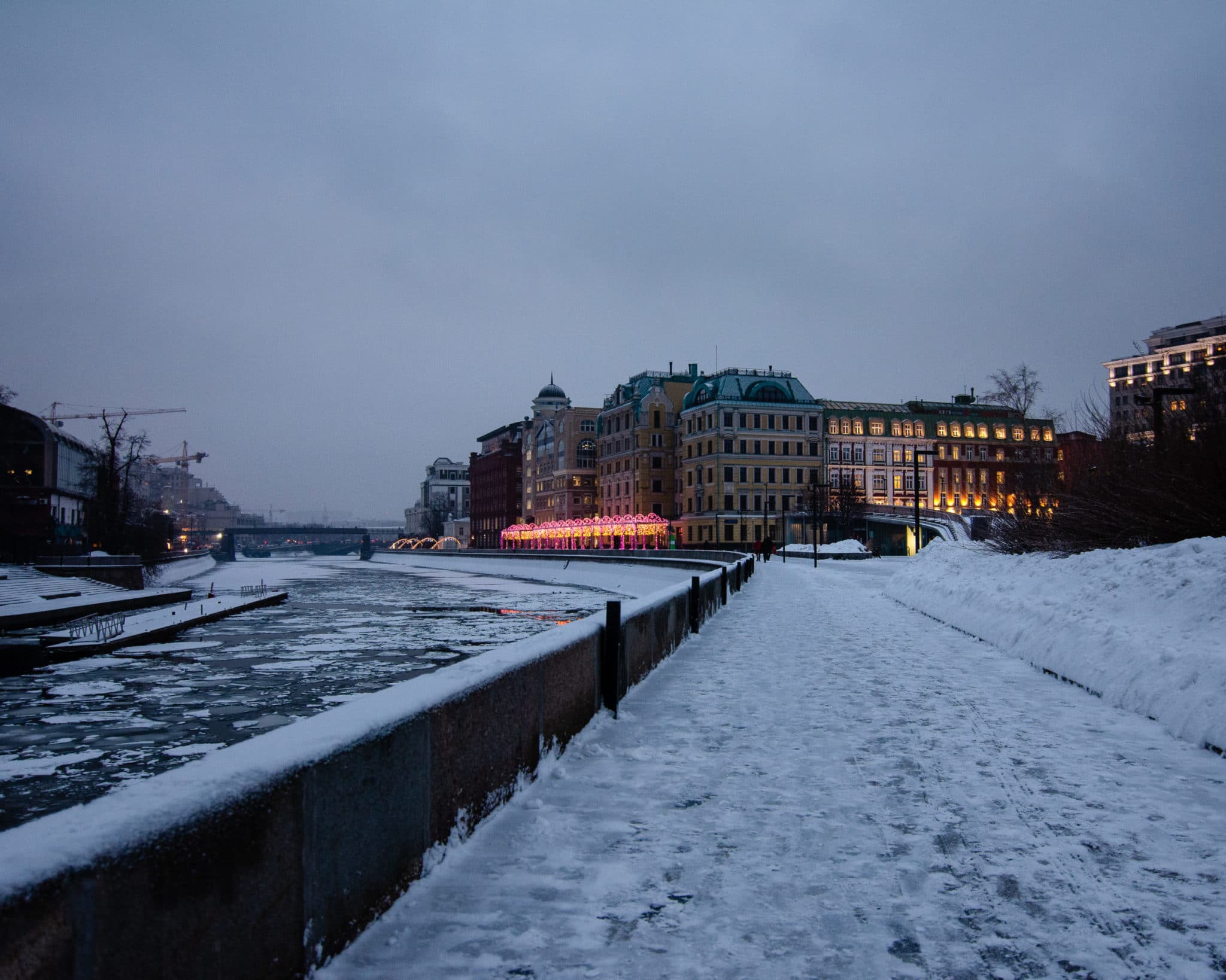 Photo de Saint Petersbourg en hiver sous la neige