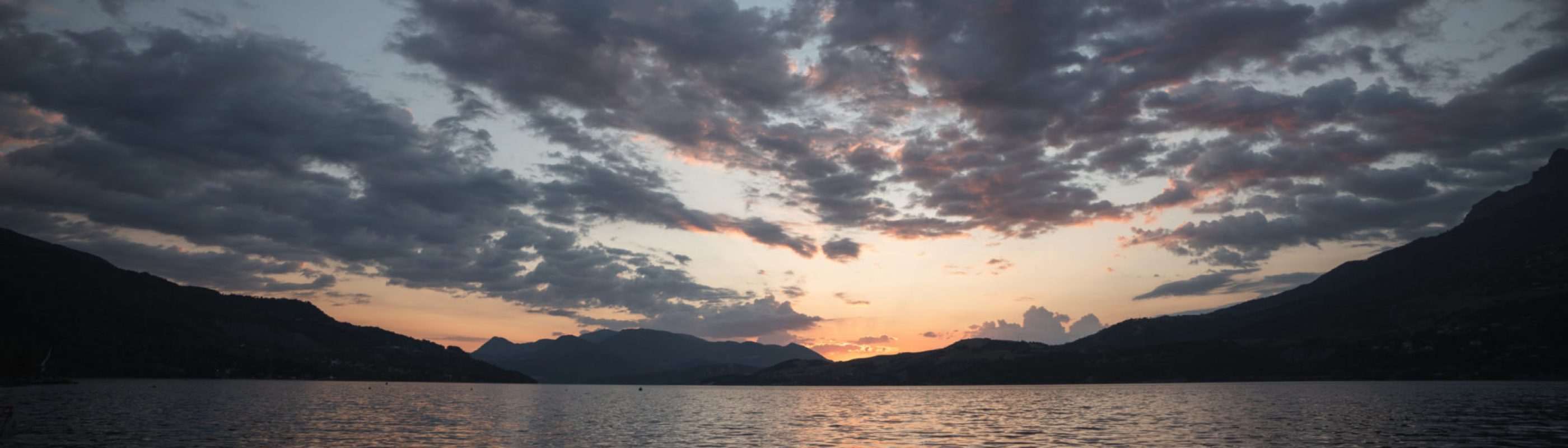 Coucher de soleil au lac de serre Ponçon