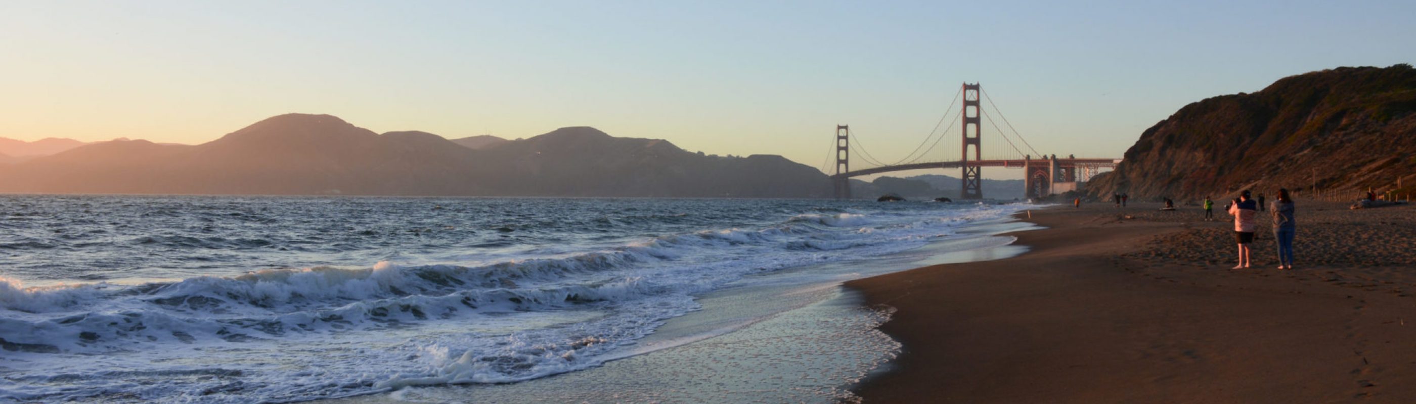 Plage de San Francisco avec vue sur le Golden Gate Bridge